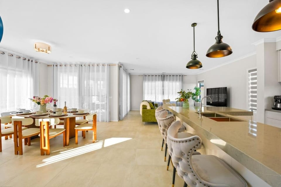 Luxury Spacious Family House Full of Love & Unity! Villa in Little River