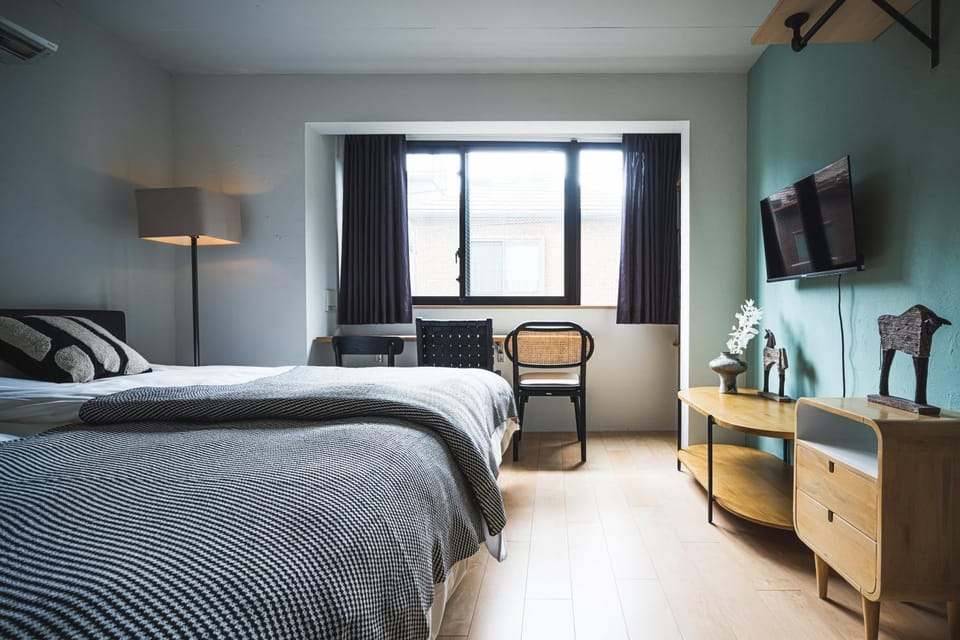 Bed, Photo of the whole room, Seating area, Bedroom, air conditioner