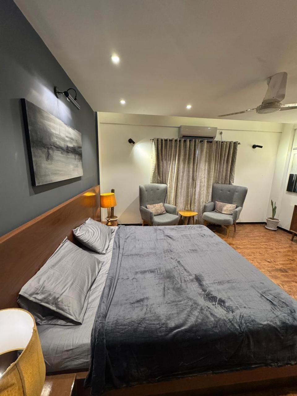 Bed, TV and multimedia, Photo of the whole room, Seating area, Bedroom