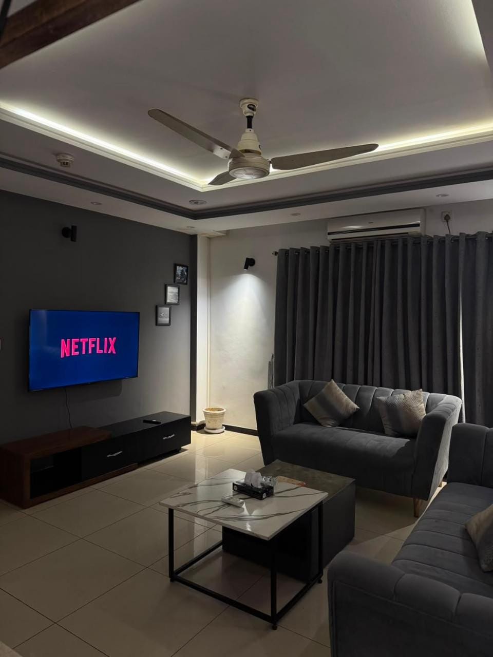 Property building, Communal lounge/ TV room, TV and multimedia, Living room, Seating area, Evening entertainment