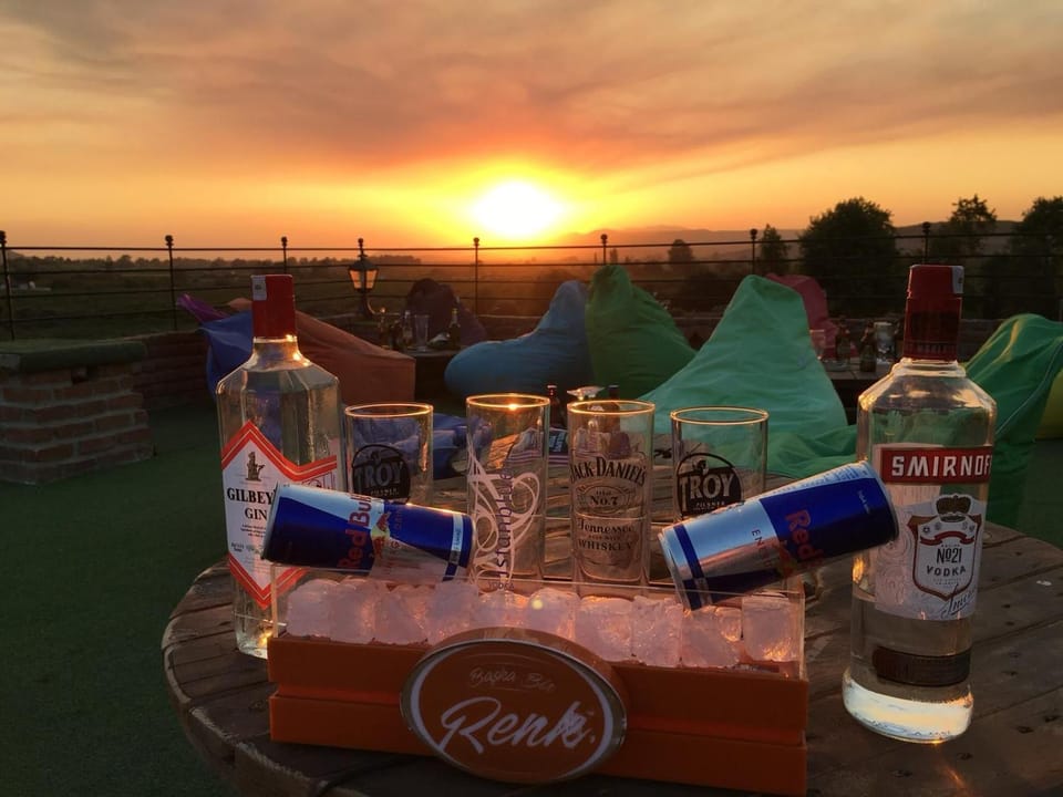 Restaurant/places to eat, Balcony/Terrace