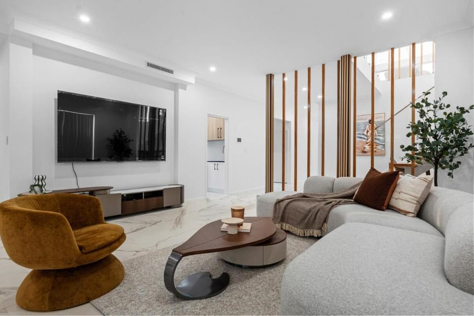 Art Residence - Luxury Coastal Stay in Hillarys House in Perth