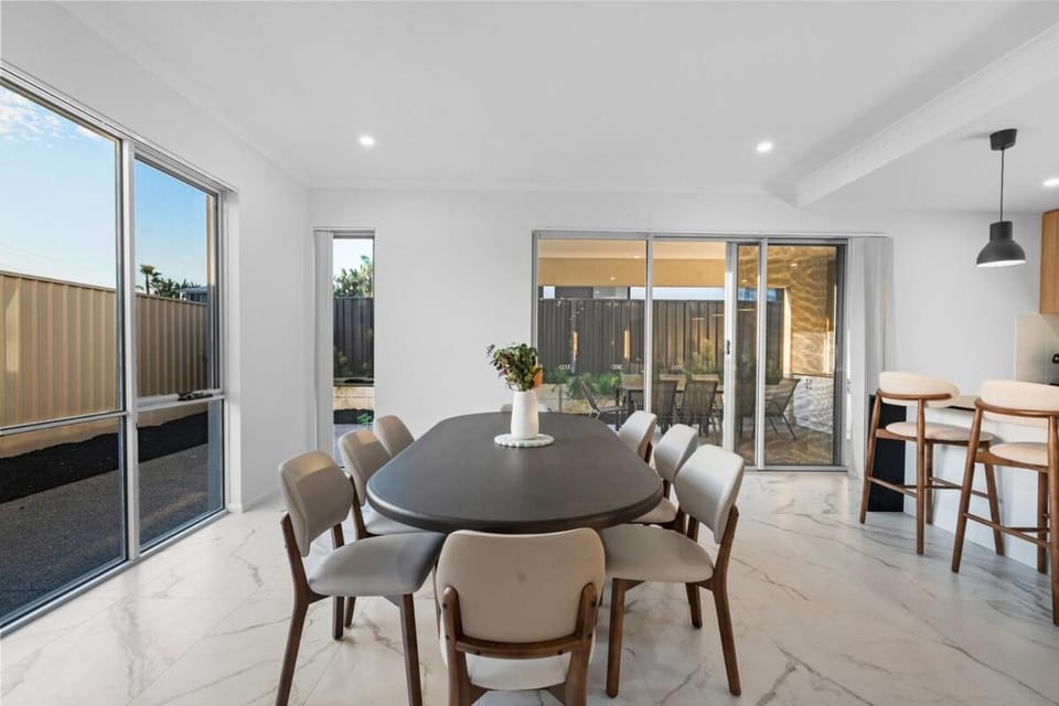 Art Residence - Luxury Coastal Stay in Hillarys House in Perth