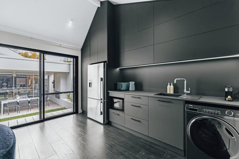 Coastal Noir - Modern Cottesloe Stay House in Perth