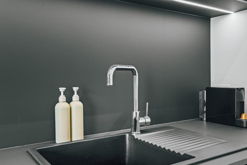 Coastal Noir - Modern Cottesloe Stay House in Perth