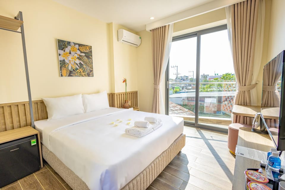 Communal lounge/ TV room, Bed, TV and multimedia, View (from property/room), Balcony/Terrace, Photo of the whole room, Bedroom, towels, air conditioner