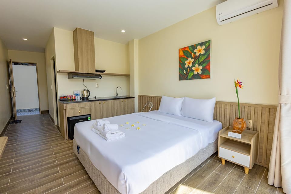 Bed, Photo of the whole room, Bedroom, towels, air conditioner