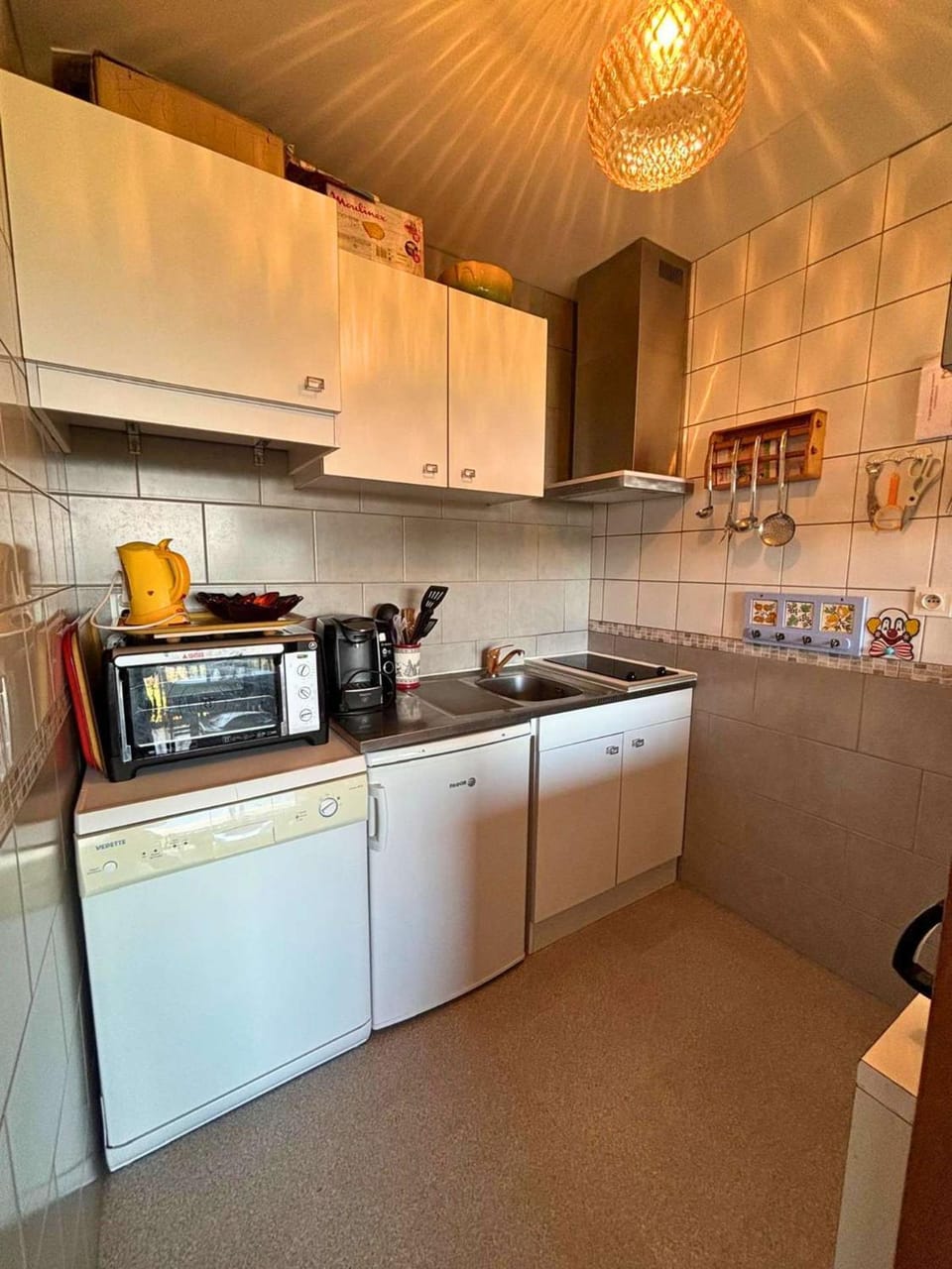 Kitchen or kitchenette, oven, stove