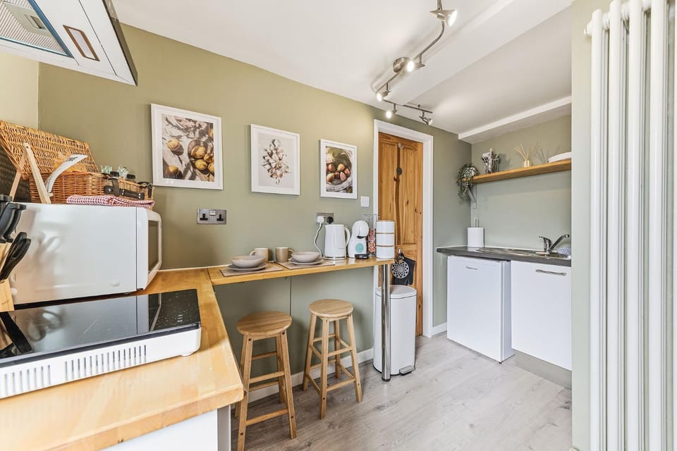 Coffee/tea facilities, Kitchen or kitchenette, Photo of the whole room, Decorative detail, Dining area, microwave, stove