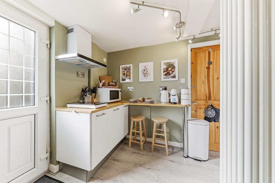 Coffee/tea facilities, Kitchen or kitchenette, microwave, stove