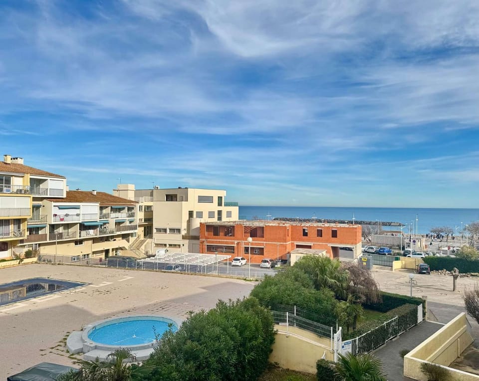 Pool view, Sea view