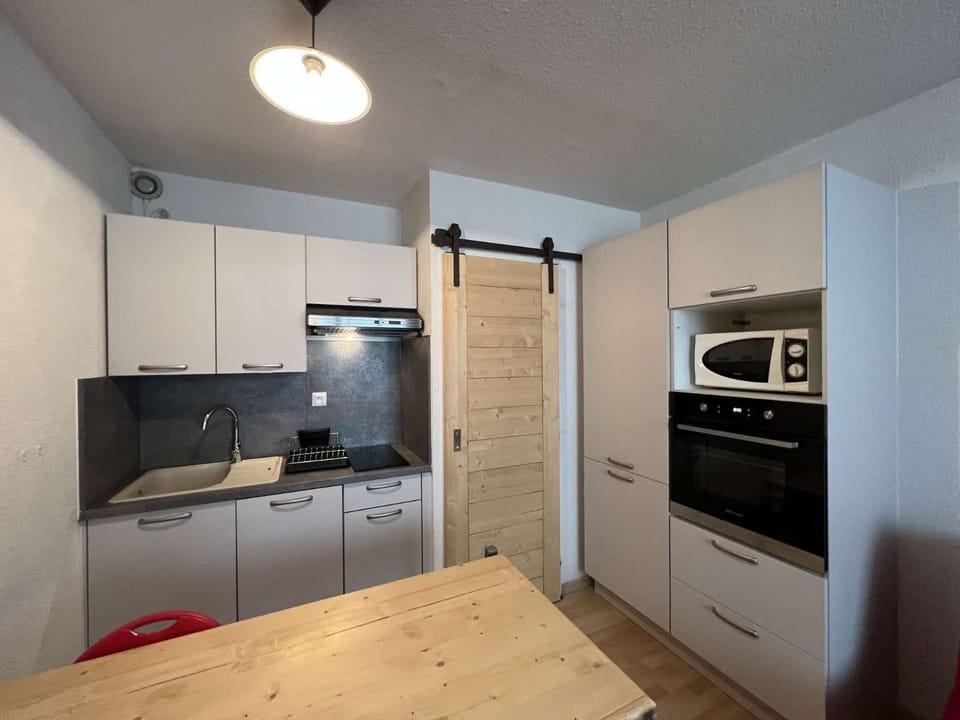 Kitchen or kitchenette, oven