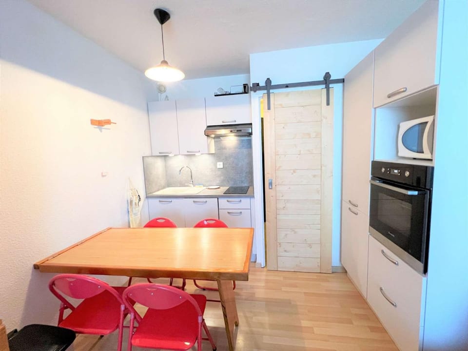 Kitchen or kitchenette, Dining area, oven, stove