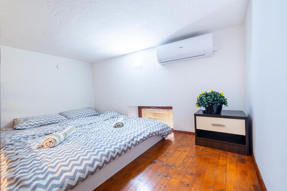 Bed, Photo of the whole room, Bedroom, air conditioner