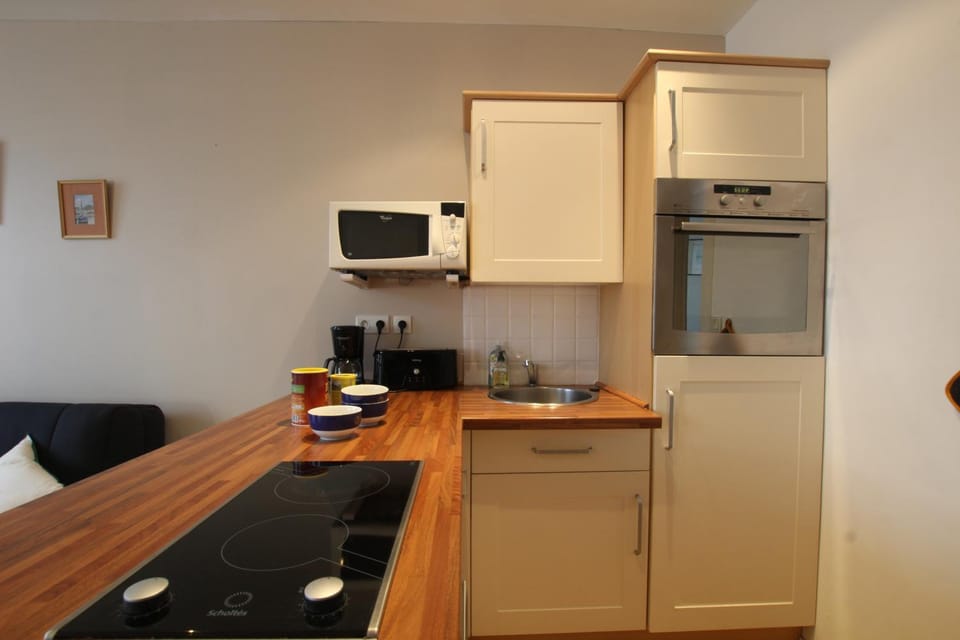 Coffee/tea facilities, Kitchen or kitchenette, oven, stove, toaster
