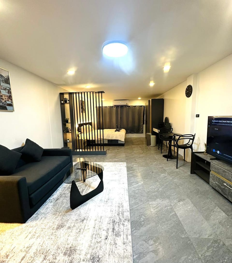 Communal lounge/ TV room, Bed, TV and multimedia, Living room, Photo of the whole room, Seating area, Bedroom