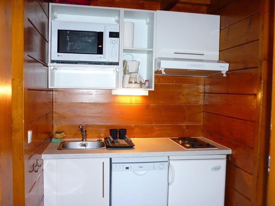 Kitchen or kitchenette, oven, stove
