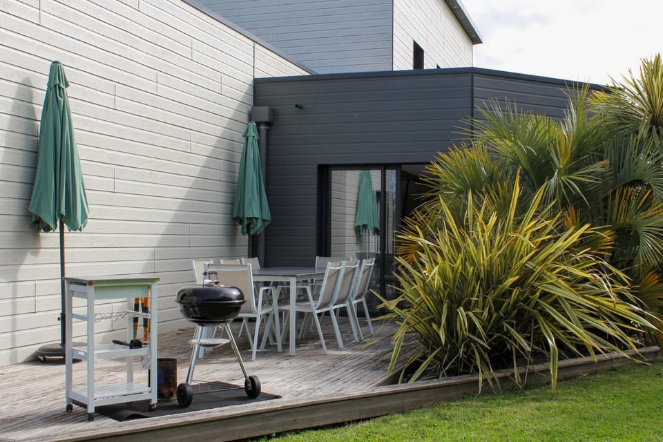 Property building, Patio, Spring, Day, Garden, Dining area, Garden view