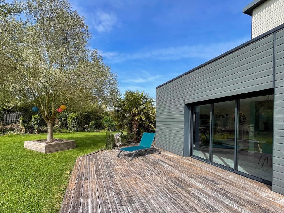 Property building, Patio, Spring, Day, Garden, Garden view