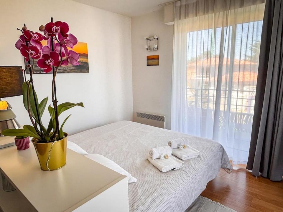 Bed, Bedroom, towels