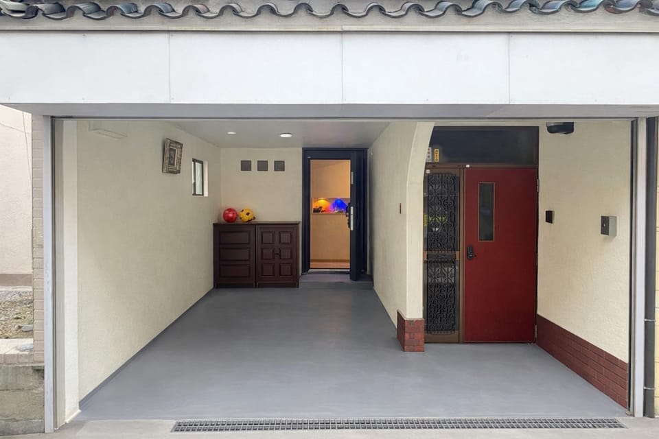 Facade/entrance, Parking