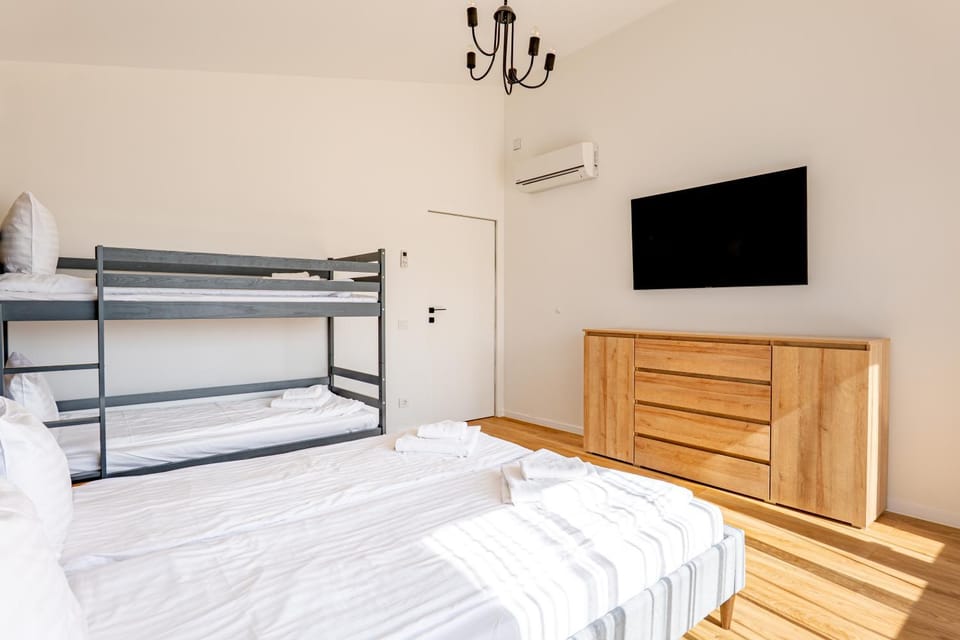 Communal lounge/ TV room, Bed, TV and multimedia, Bedroom, towels, wardrobe, air conditioner