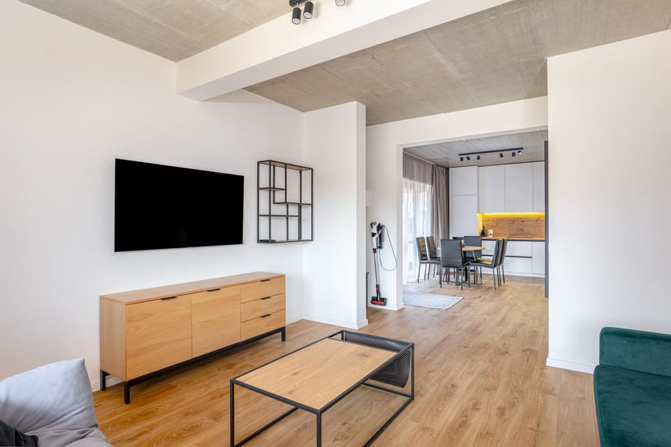 TV and multimedia, Living room, Seating area, Evening entertainment