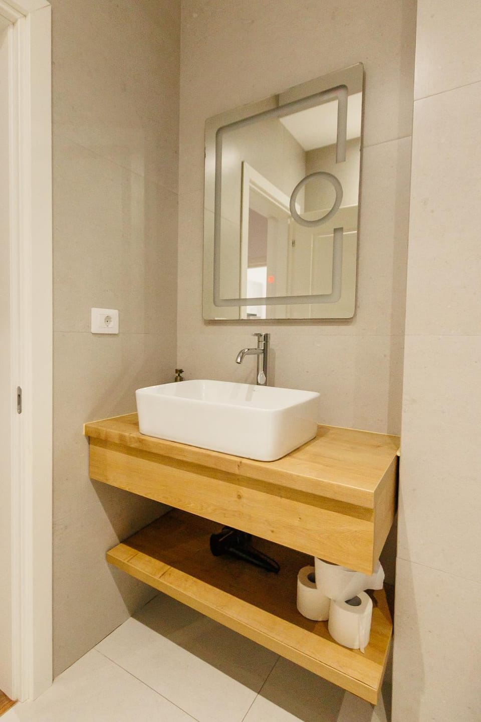 Bathroom, towels