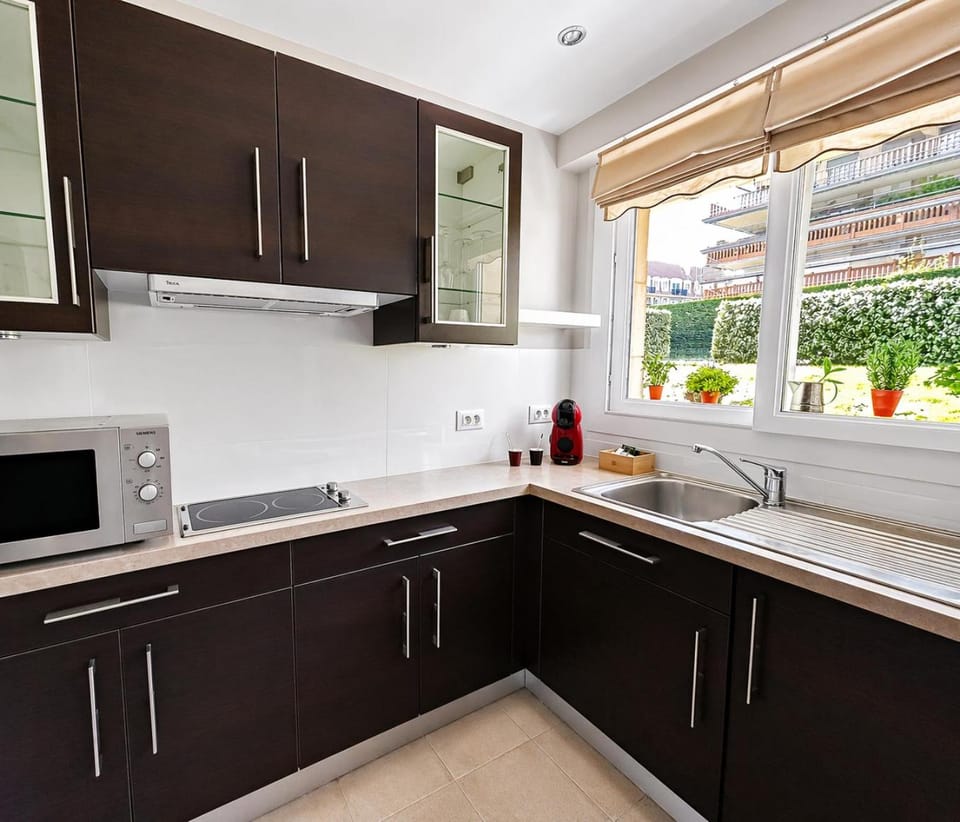 Kitchen or kitchenette, pet friendly, stove