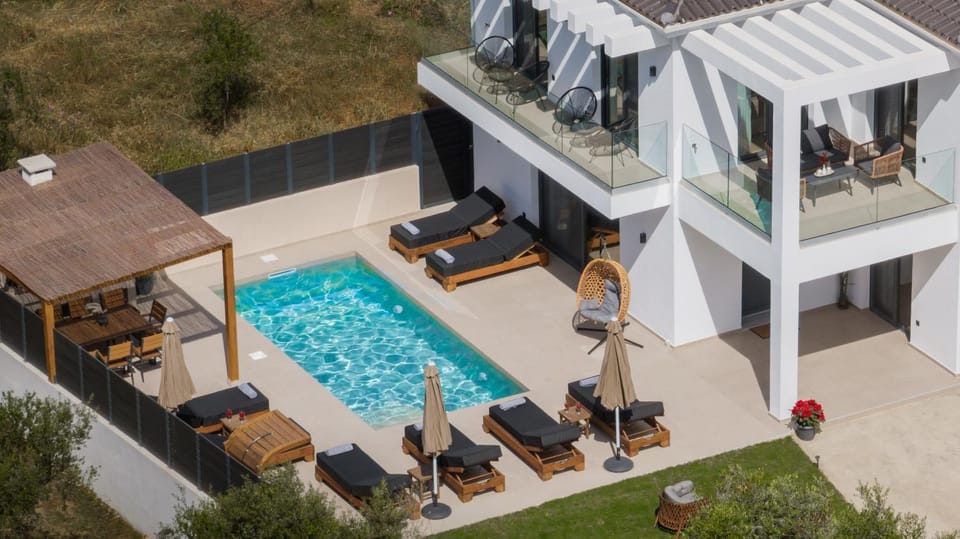 Property building, Patio, Balcony/Terrace, Swimming pool, sunbed