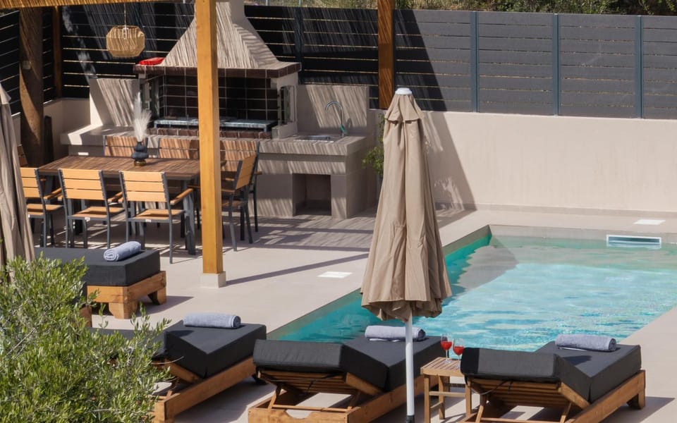 Patio, Day, sunbed