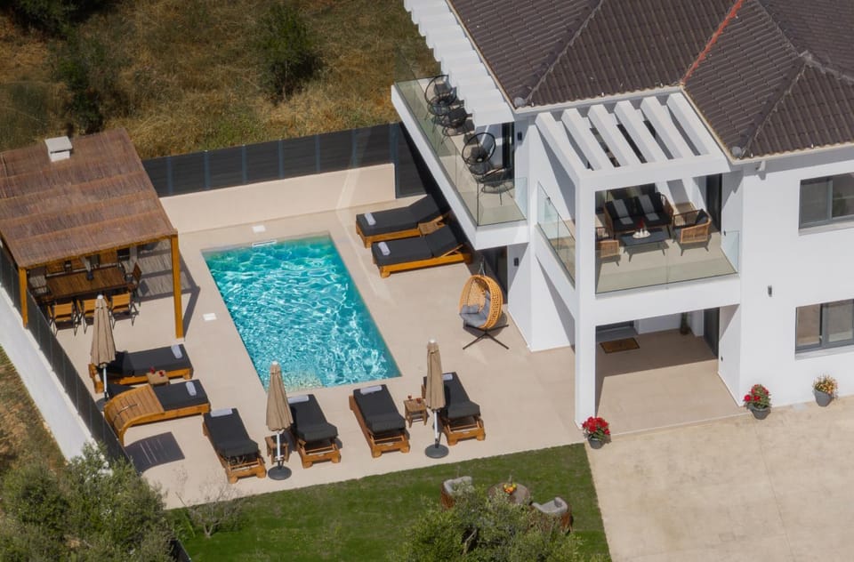 Property building, Day, Swimming pool, sunbed