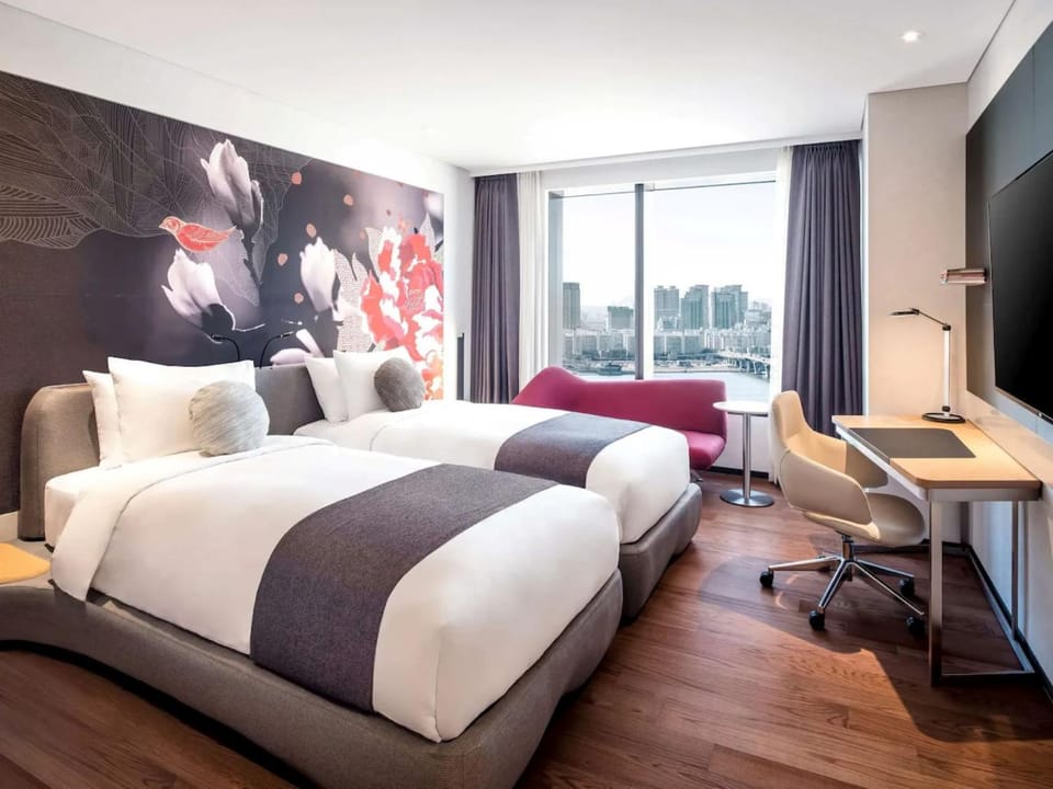 Bed, TV and multimedia, Living room, Photo of the whole room, Seating area, Bedroom, hair dresser