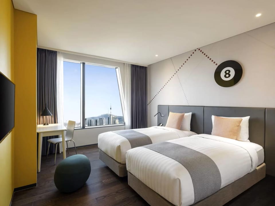 Bed, TV and multimedia, Coffee/tea facilities, Photo of the whole room, Bedroom, City view, Quiet street view