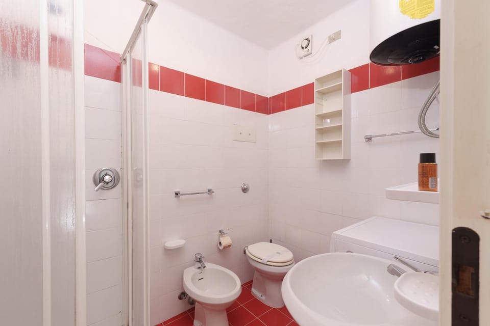 Shower, Toilet, Bathroom, bidet, towels