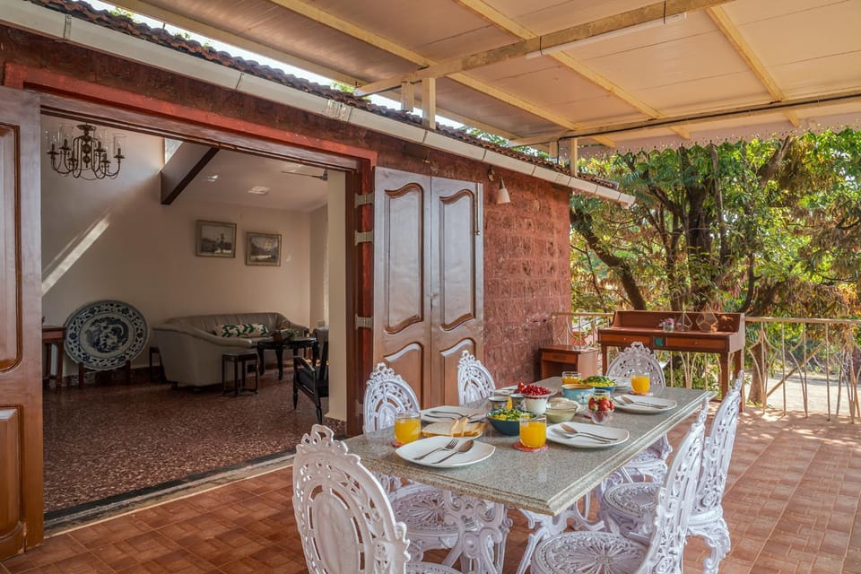 Food and drinks, Seating area, Dining area