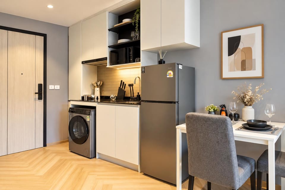 Kitchen or kitchenette, Seating area, Dining area, stove, washing machine