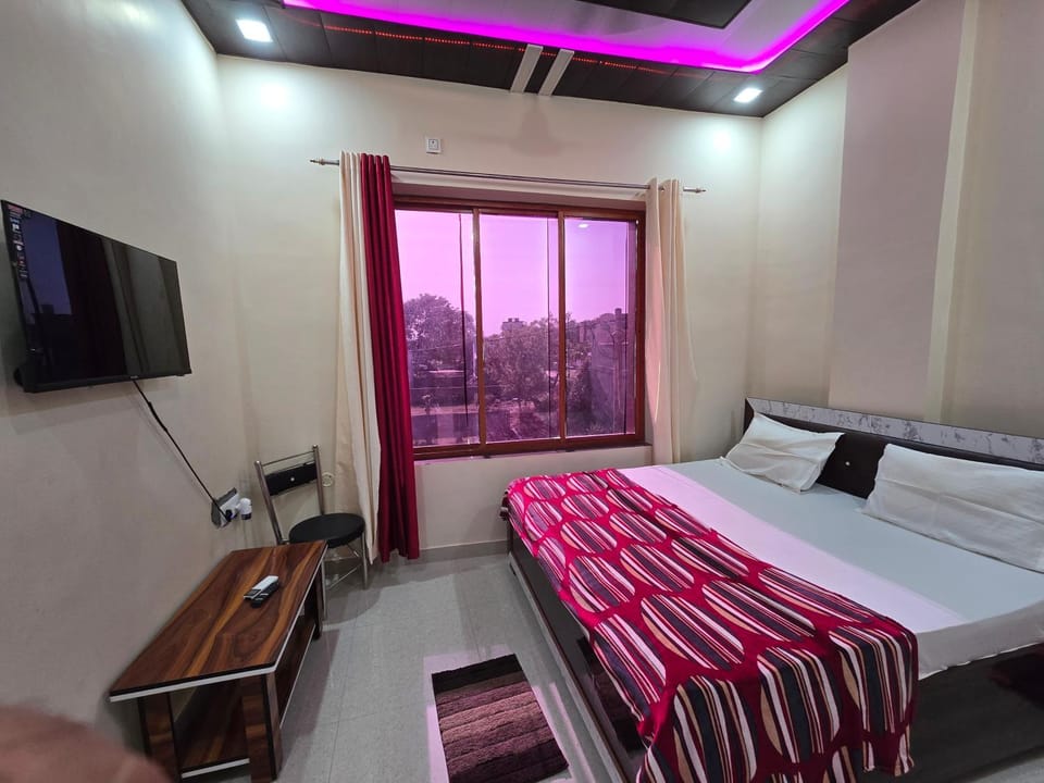 Bed, TV and multimedia, Photo of the whole room, Bedroom