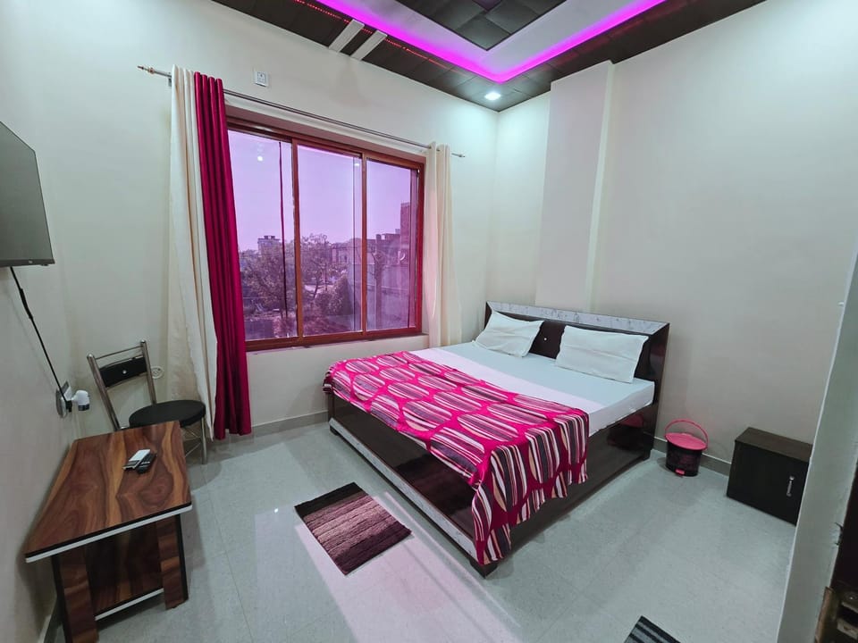 Bed, TV and multimedia, Photo of the whole room, Bedroom