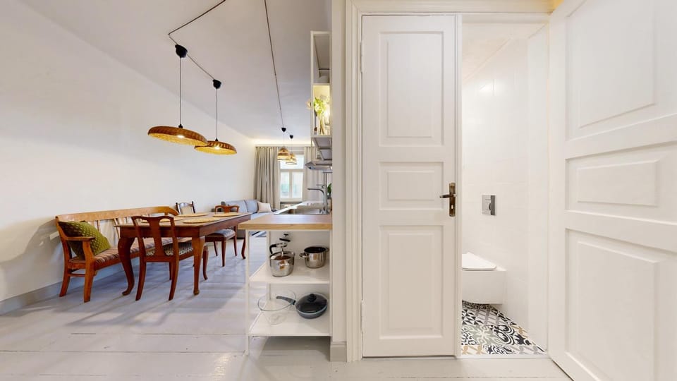 Bathroom, Seating area, kitchen