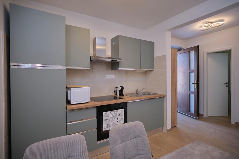Coffee/tea facilities, Kitchen or kitchenette, microwave, oven, stove