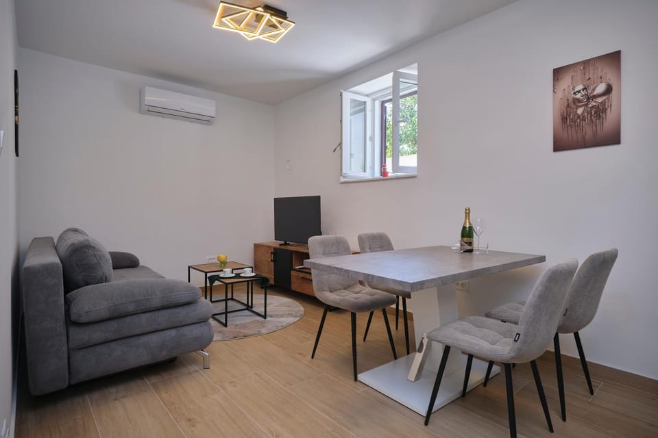 TV and multimedia, Living room, Dining area, air conditioner