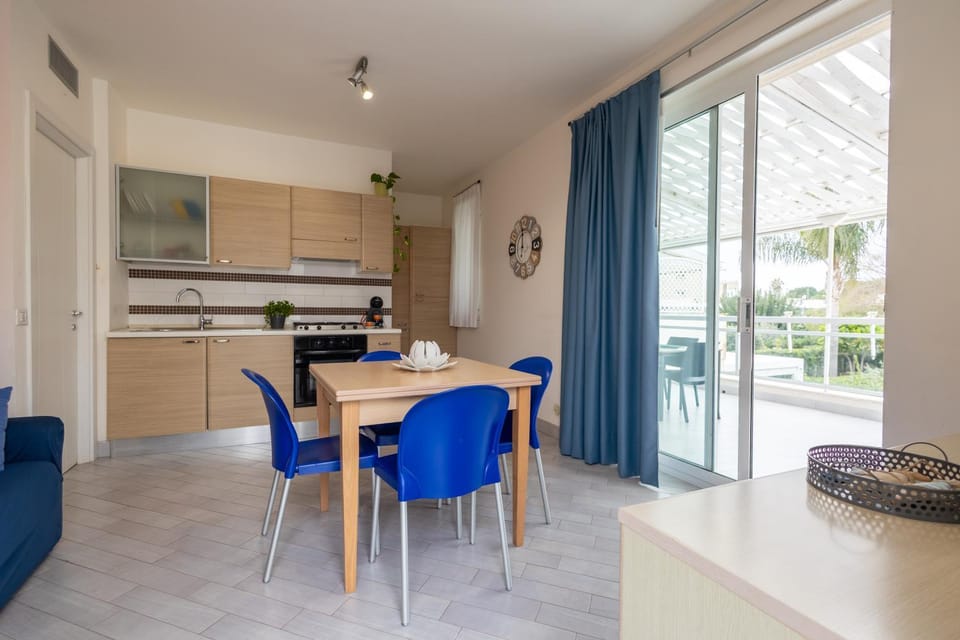 Coffee/tea facilities, oven, kitchen