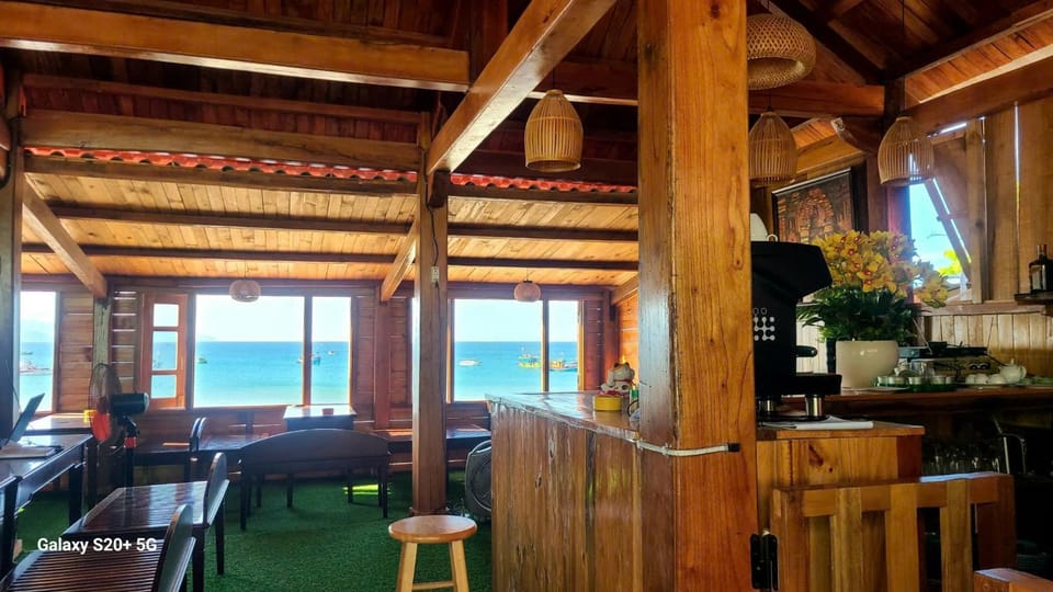 Coffee/tea facilities, Lounge or bar