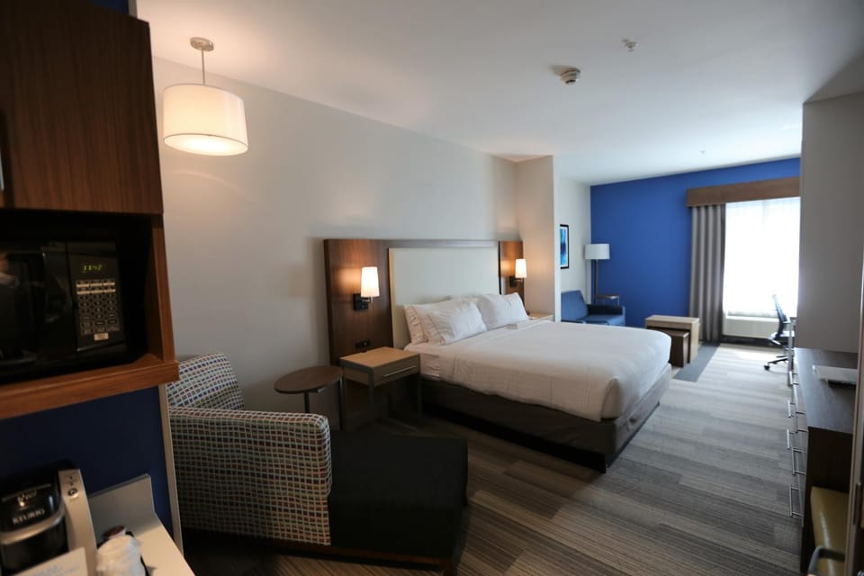 Photo of the whole room, Seating area