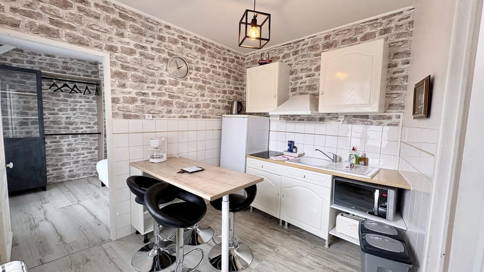 Kitchen or kitchenette, Dining area