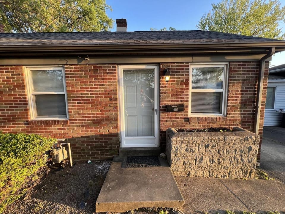 Deaconess Gateway 3 miles, Private Parking & Quiet House in Evansville