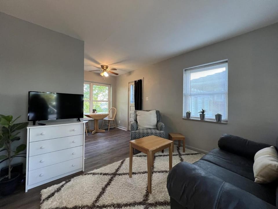 Deaconess Gateway 3 miles, Private Parking & Quiet House in Evansville