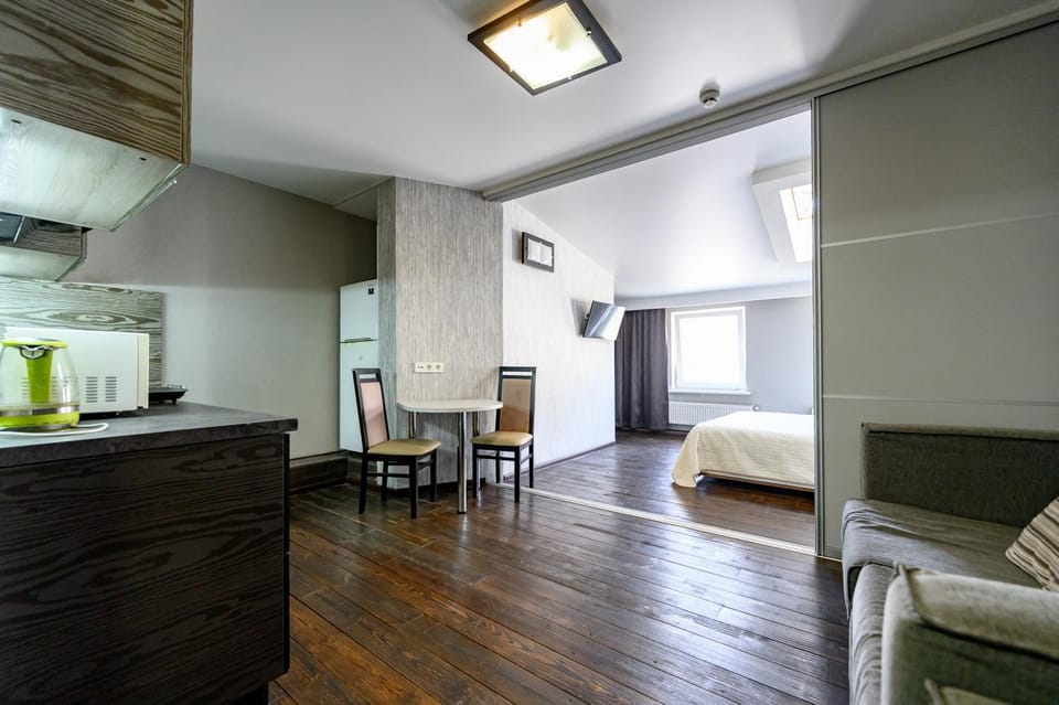 TV and multimedia, Kitchen or kitchenette, Photo of the whole room, Dining area, air conditioner