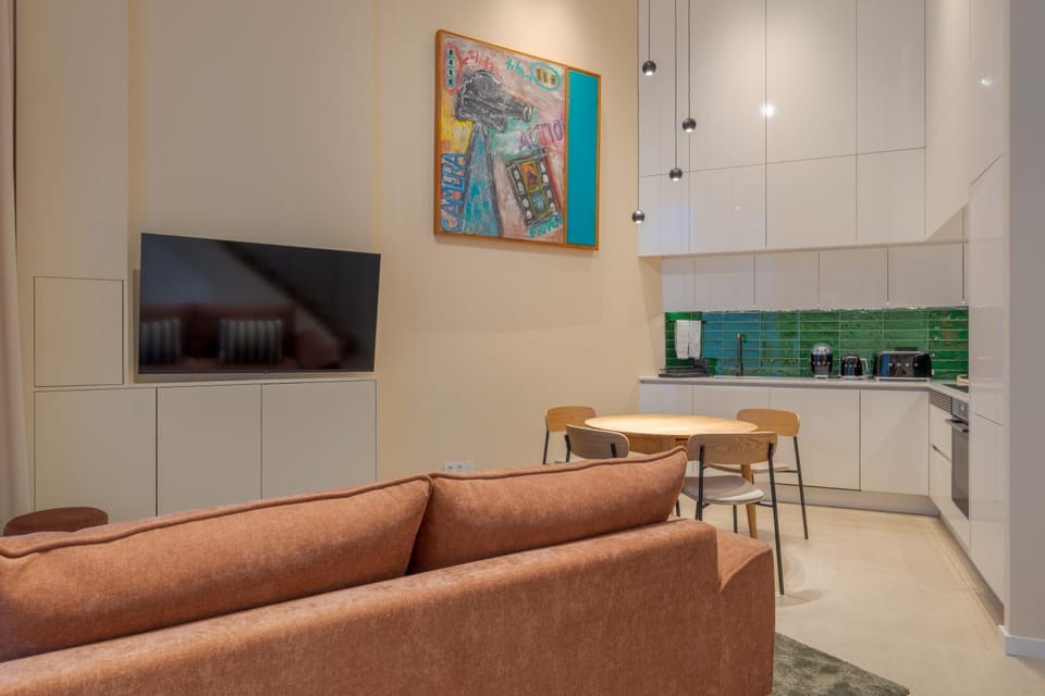 TV and multimedia, Kitchen or kitchenette, Living room, Seating area, Dining area, stove